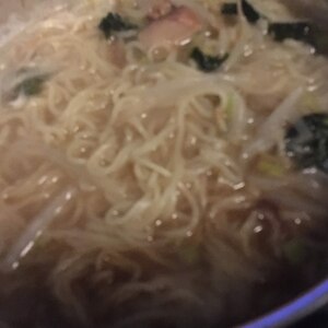 もやし☆ねぎ☆のり豚骨ラーメン